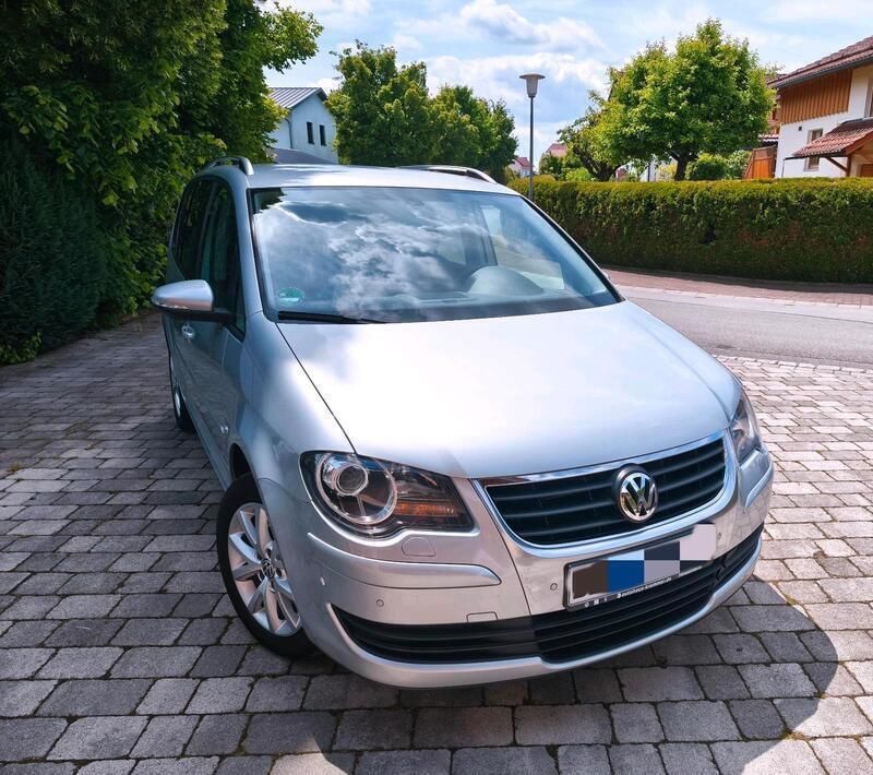 Silber Gebraucht 2010 VW Touran Freestyle Van / Kleinbus | 6.850 € (Fairer Preis) - Bild 1/4