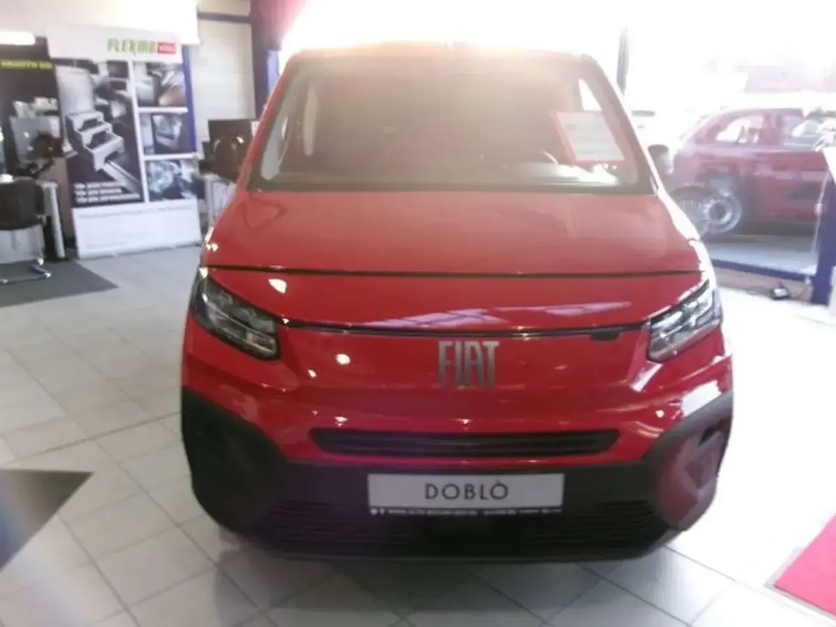 Neu Fiat Doblò Tech 110 PS (80 kW) 2026 Rot Van / Kleinbus