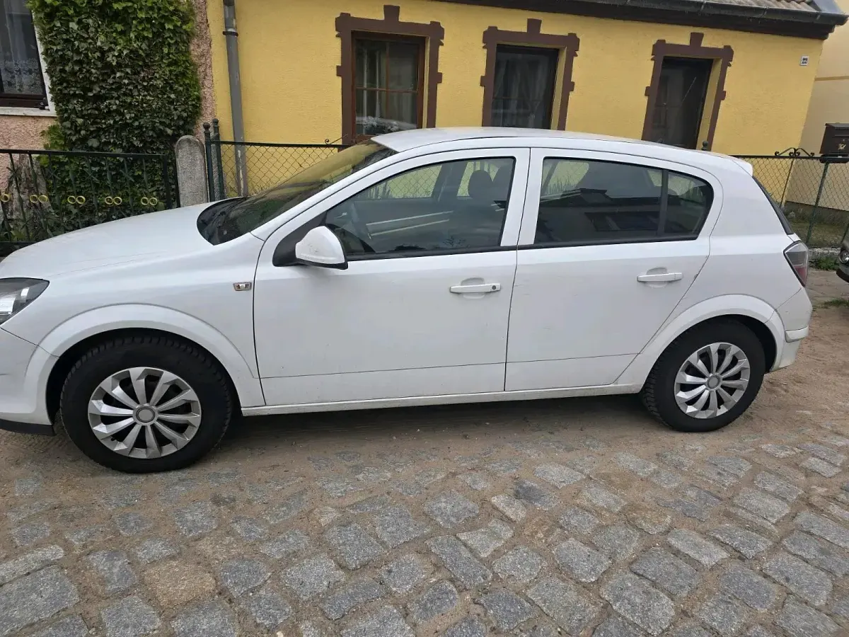 Gebraucht Opel Astra 115 PS (84 kW) 2012 Weiß Kleinwagen