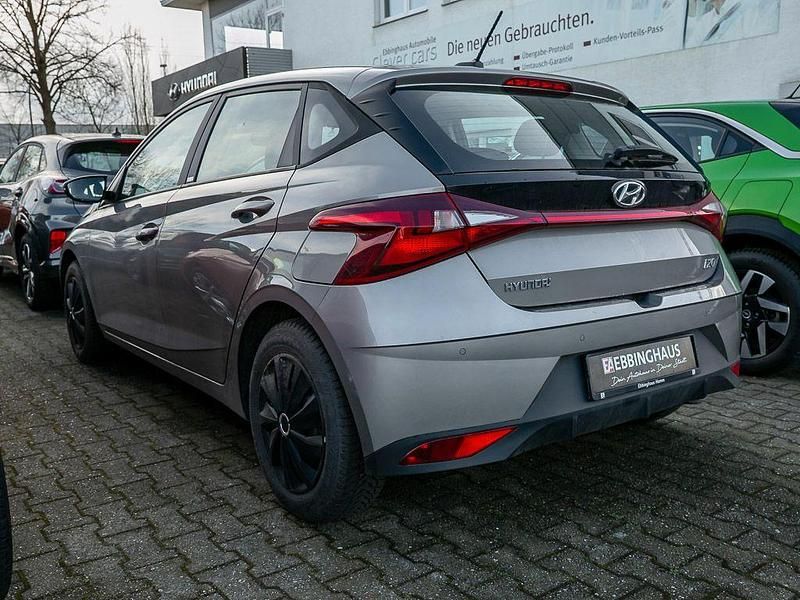 Gebraucht Hyundai i20 Select 101 PS (74 kW) 2021 Braun Kleinwagen