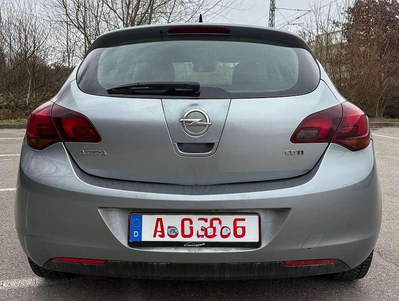 Gebraucht Opel Astra Innovation 125 PS (91 kW) 2011 Silbersee/perl silber (m2) Limousine
