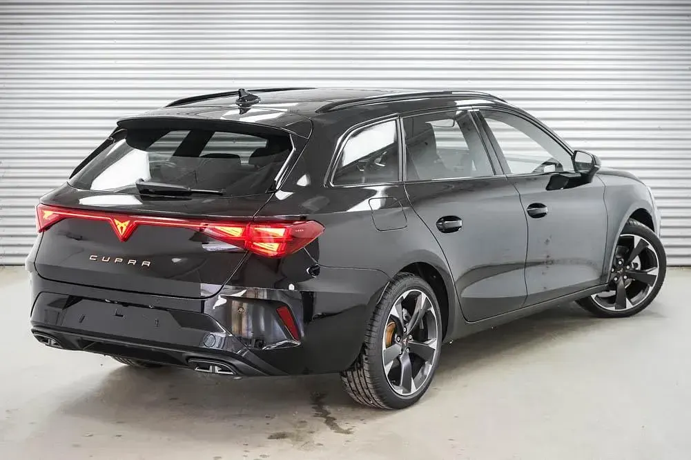 Neu Cupra Leon 150 PS (110 kW) 2026 Midnight black metallic (0e) Kombi