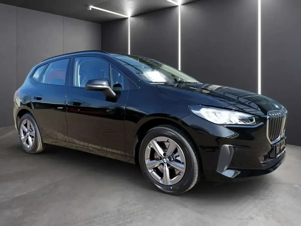 Neu BMW 230e Active Tourer 326 PS (239 kW) 2026 Schwarz uni Van / Kleinbus