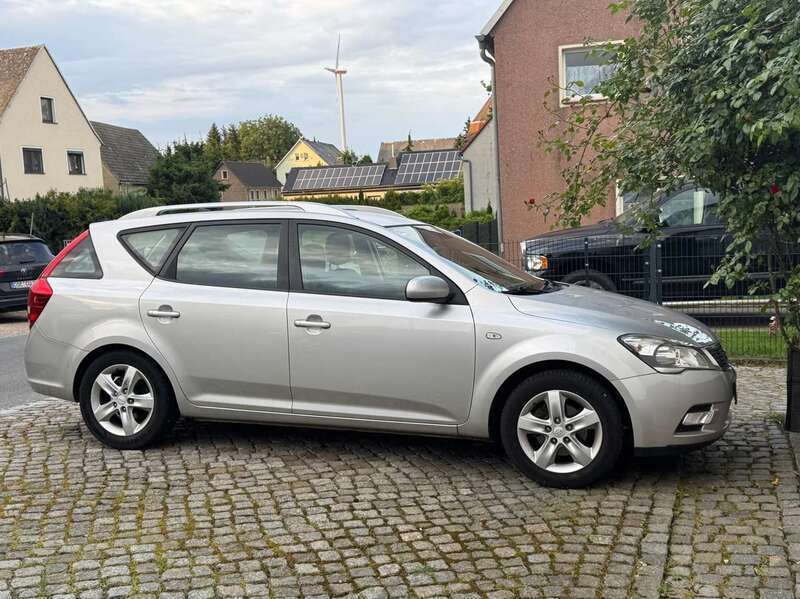 Machine silver (metallic) Gebraucht 2012 Kia Ceed Sportswagon Edition 7 Kombi | 4.800 € (Superpreis) - Bild 1/1
