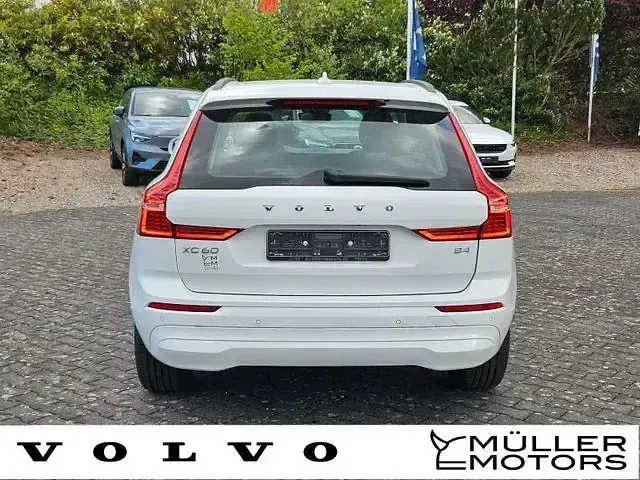 Gebraucht Volvo XC60 Momentum 197 PS (144 kW) 2022 Weiß SUV