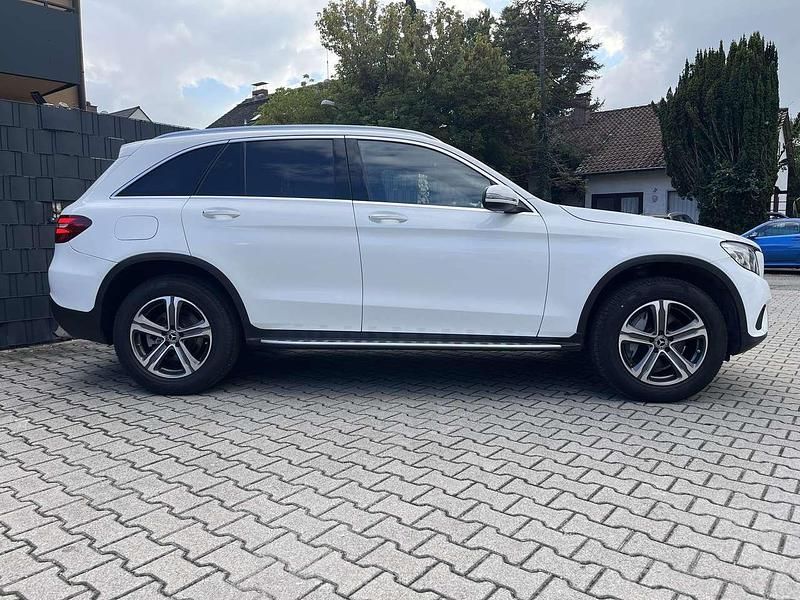 Gebraucht Mercedes GLC300 245 PS (180 kW) 2018 Polarweiss  unilack SUV