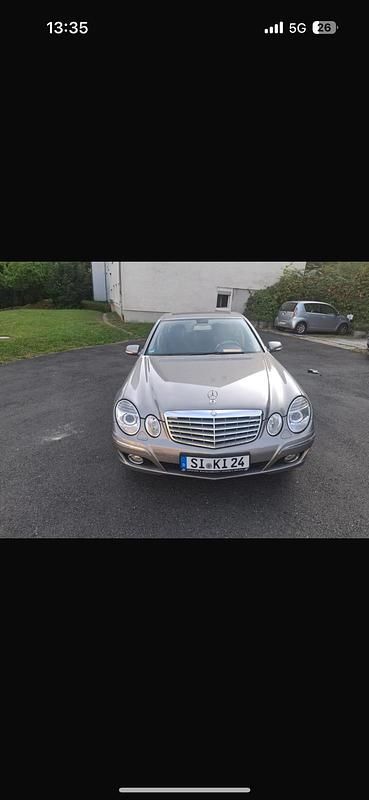 Grau Gebraucht 2007 Mercedes E200 Elegance Limousine | 7.499 € - Bild 1/4