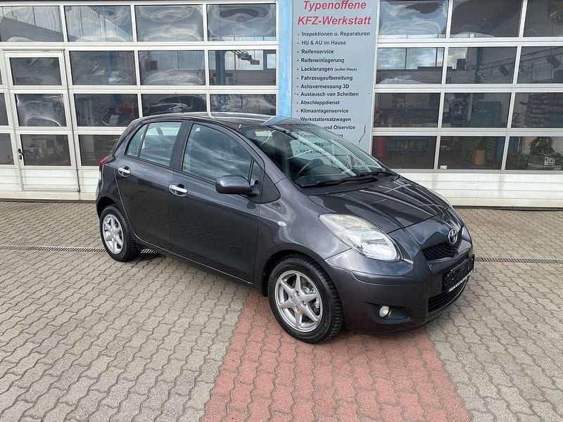 Grau Gebraucht 2010 Toyota Yaris Limousine | 5.490 € (Etwas zu teuer) - Bild 1/4