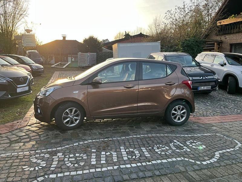 Braun Gebraucht 2016 Hyundai i10 YES! Kleinwagen | 8.600 € (Fairer Preis) - Bild 1/4