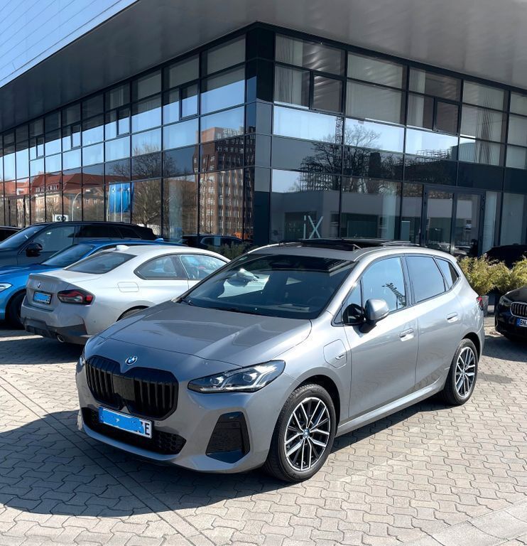 Grau Gebraucht 2022 BMW 225 M Sport Van / Kleinbus | 29.900 € (Fairer Preis) - Bild 1/4