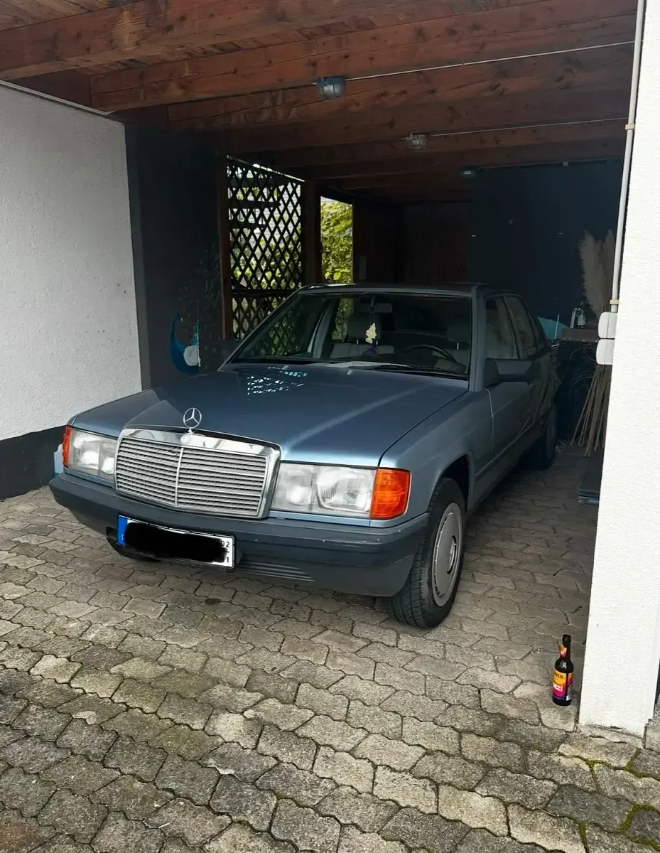 Gebraucht Mercedes 190 118 PS (86 kW) 1984 Blau Limousine