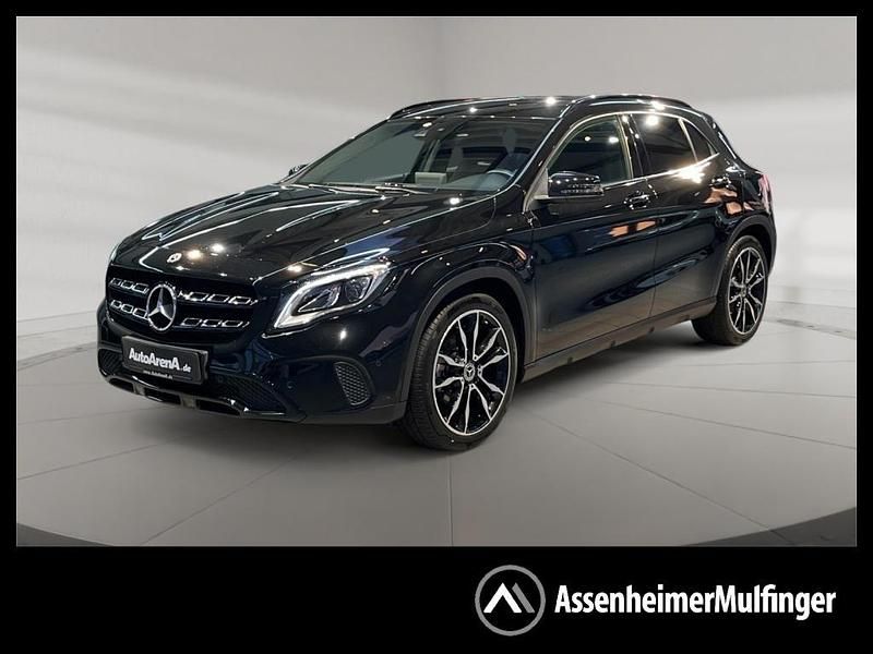 Metalliclack kosmosschwarz Gebraucht 2019 Mercedes GLA220 Urban SUV | 22.969 € (Fairer Preis) - Bild 1/4