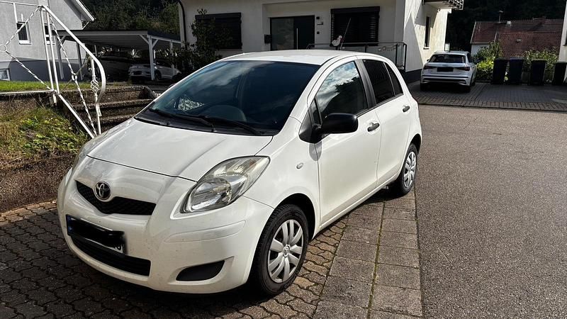 Weiß Gebraucht 2011 Toyota Yaris Kleinwagen | 2.200 € - Bild 1/4