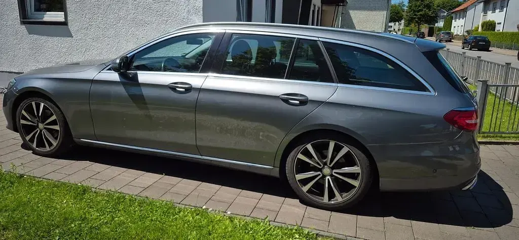 Gebraucht Mercedes E220 Avantgarde 194 PS (142 kW) 2017 Grau Limousine