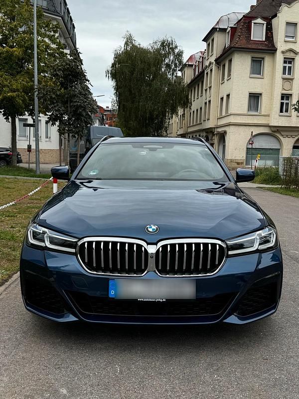 Blau Gebraucht 2020 BMW 530e Shadowline Kombi | 32.500 € (Teuer) - Bild 1/4