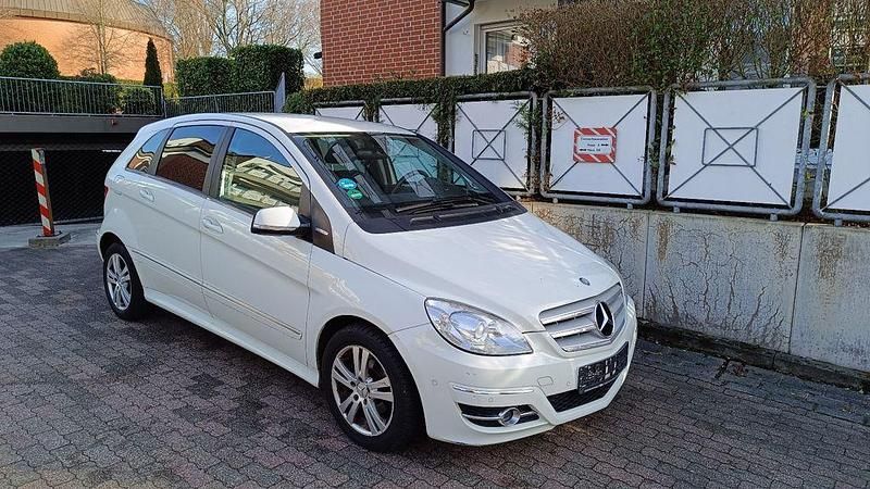 Weiß Gebraucht 2011 Mercedes B180 Van / Kleinbus | 3.790 € (Superpreis) - Bild 1/4