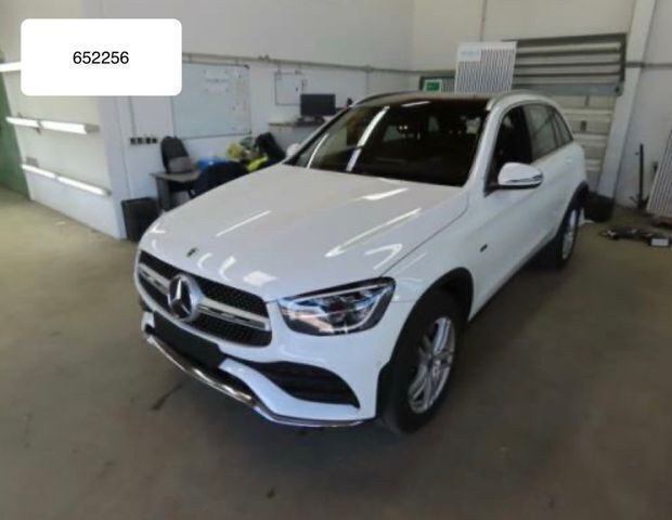 Weiß Gebraucht 2020 Mercedes GLC300e AMG line SUV | 33.890 € (Fairer Preis) - Bild 1/4