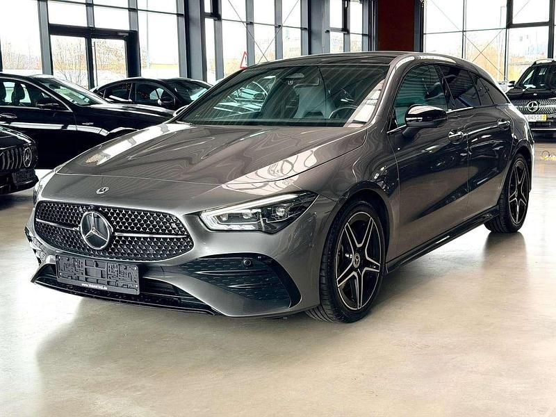 Mountaingrau Gebraucht 2024 Mercedes CLA200 AMG Kombi | 32.900 € (Fairer Preis) - Bild 1/4