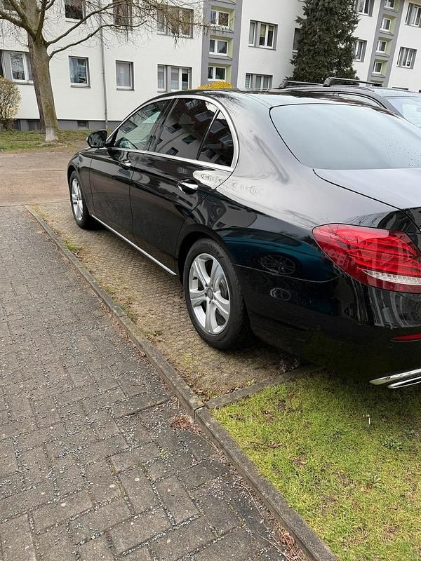 Gebraucht Mercedes E220 194 PS (142 kW) 2018 Schwarz Limousine