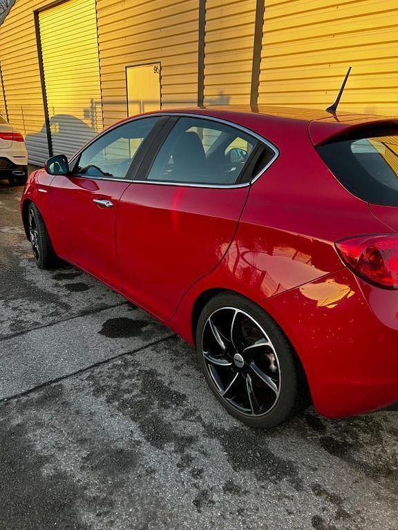 Gebraucht Alfa Romeo Giulietta 120 PS (88 kW) 2011 Rot Limousine