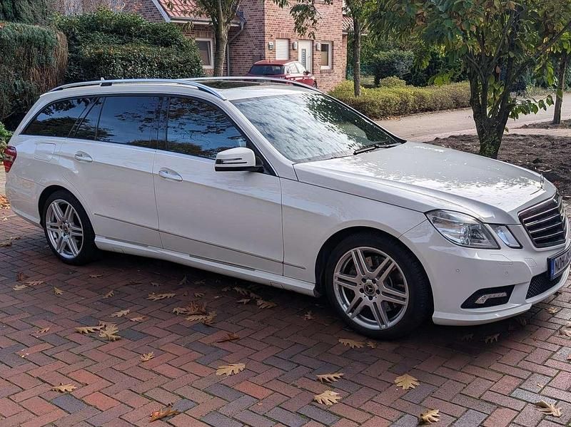 Weiß Gebraucht 2010 Mercedes E500 Avantgarde Kombi | 23.900 € (Teuer) - Bild 1/4