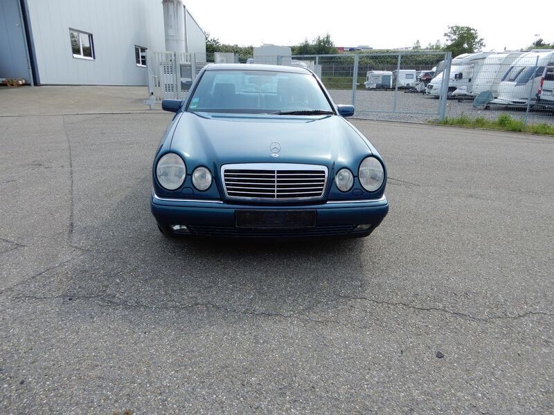 Blau Gebraucht 1997 Mercedes E230 Avantgarde Limousine | 4.950 € (Teuer) - Bild 1/4