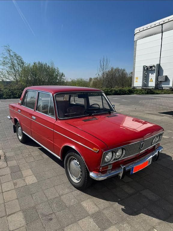 Second-hand Lada 2103 75 CP (55 kW) 1976 Roșu Berlinǎ