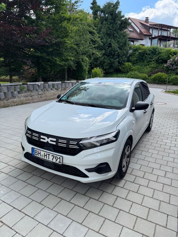 Weiß Gebraucht 2023 Dacia Sandero Essentiel Kleinwagen | 11.800 € (Guter Preis) - Bild 1/4