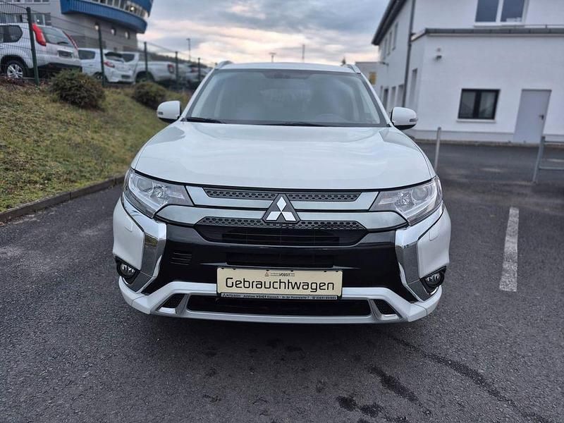 Gebraucht Mitsubishi Outlander P-HEV Basis 135 PS (99 kW) 2021 Weiß SUV
