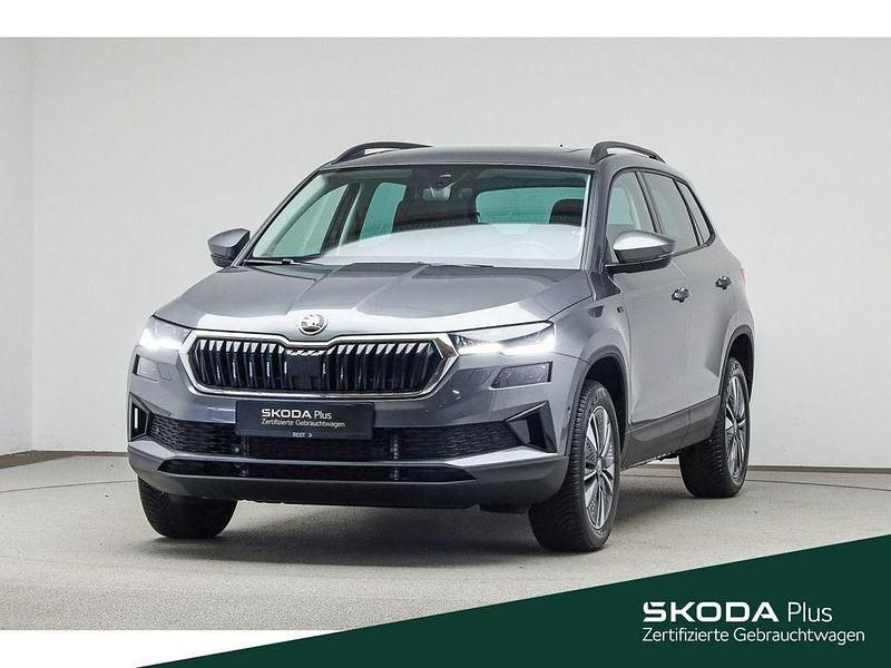 Graphitegrau metallic Gebraucht 2025 Skoda Karoq Tour SUV | 34.849 € (Fairer Preis) - Bild 1/4