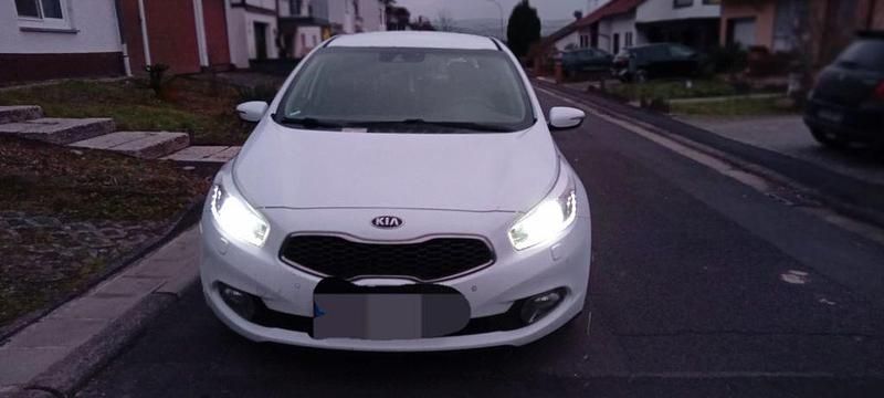 Gebraucht Kia Ceed Spirit 128 PS (94 kW) 2012 Weiß Kleinwagen