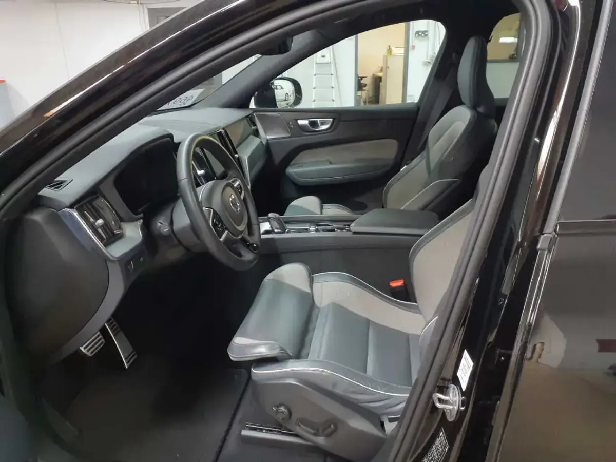 Gebraucht Volvo XC60 R-Design 197 PS (144 kW) 2022 Black stone SUV