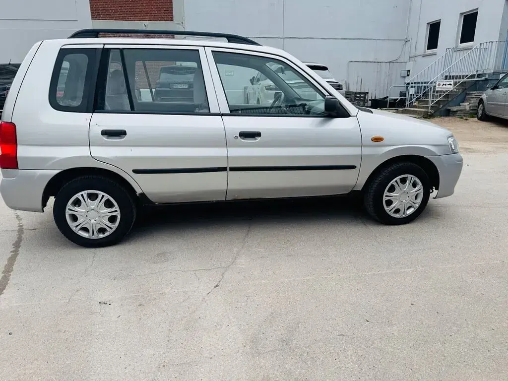 Second-hand Mazda Demio 75 CP (55 kW) 2002 Argintiu Hatchback
