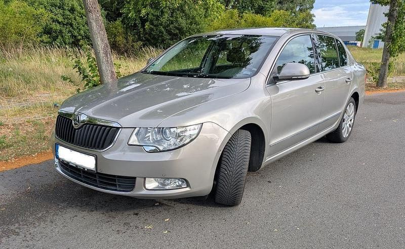 Grau Gebraucht 2010 Skoda Superb Elegance Limousine | 5.000 € (Superpreis) - Bild 1/4