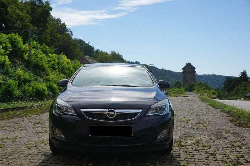 Schwarz Gebraucht 2011 Opel Astra Design Edition Kleinwagen | 3.990 € (Superpreis) - Bild 1/4