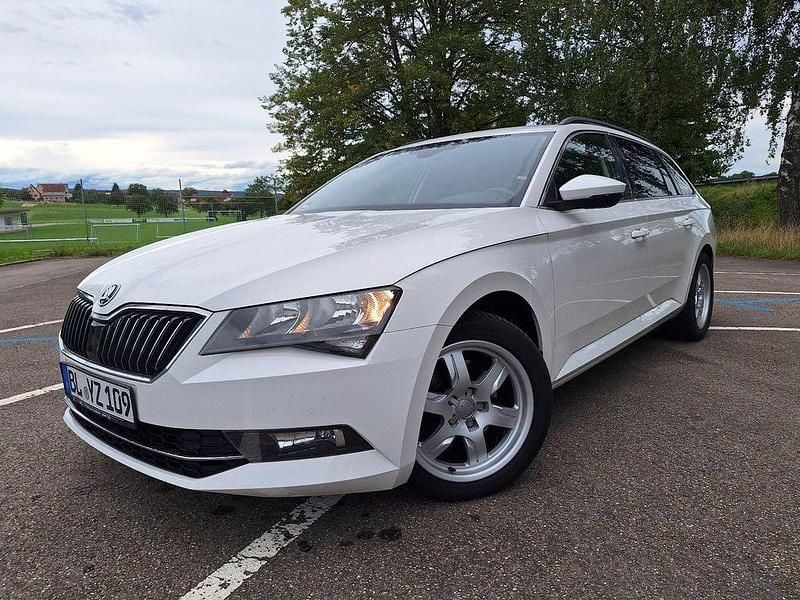 Weiß Gebraucht 2019 Skoda Superb Ambition Kombi | 14.490 € (Fairer Preis) - Bild 1/4