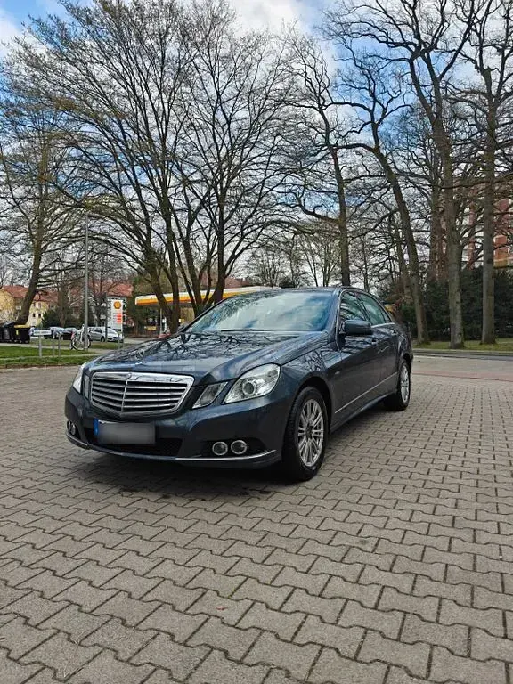 Gebraucht Mercedes E200 Avantgarde 184 PS (135 kW) 2010 Grau Limousine