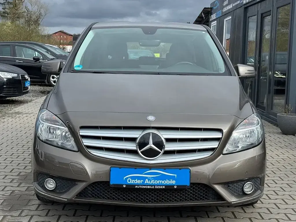 Gebraucht Mercedes B200 156 PS (114 kW) 2014 Grau Kleinwagen