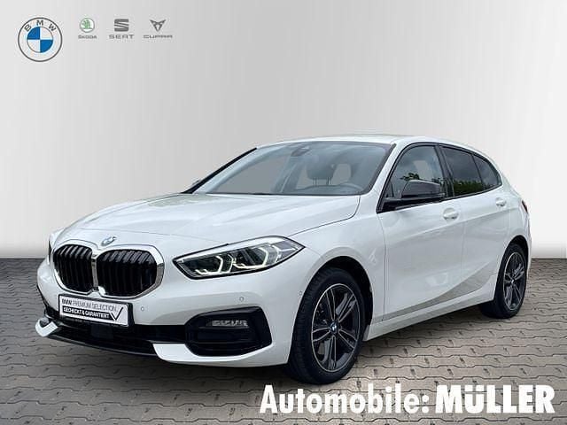 Weiss Gebraucht 2019 BMW 118 Sport Line Kleinwagen | 21.950 € (Fairer Preis) - Bild 1/4