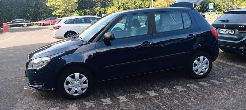 Blau Gebraucht 2010 Skoda Fabia Ambiente Limousine | 2.100 € (Superpreis) - Bild 1/4