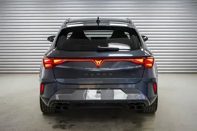 Second-hand Cupra Leon VZ 333 CP (244 kW) 2025 Gri