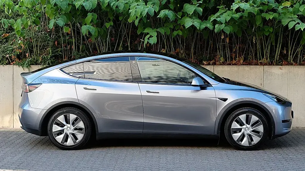 Gebraucht Tesla Model Y Long Range RWD 255 kW (347 PS) 2024 Quicksilver metallic SUV