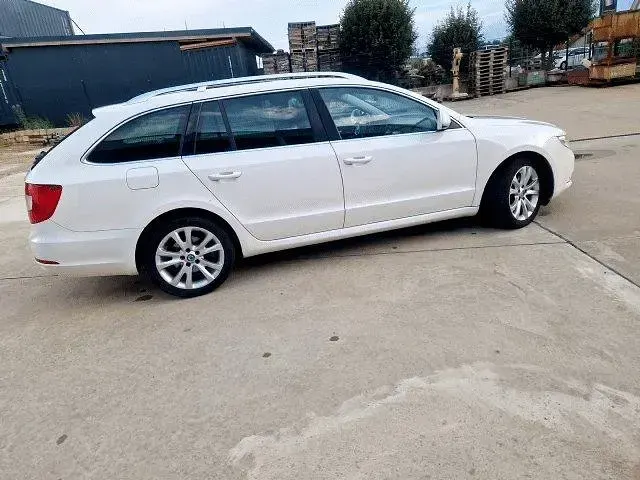 Gebraucht Skoda Superb 140 PS (102 kW) 2013 Weiß Kombi