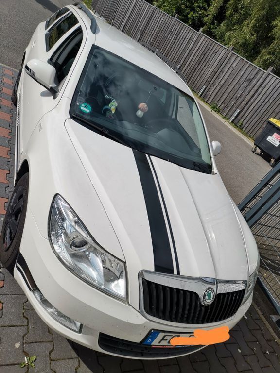 Weiß Gebraucht 2011 Skoda Octavia Family Kombi | 7.555 € (Fairer Preis) - Bild 1/4