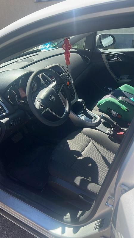 Second-hand Opel Astra 116 CP (85 kW) 2011 Argintiu Hatchback