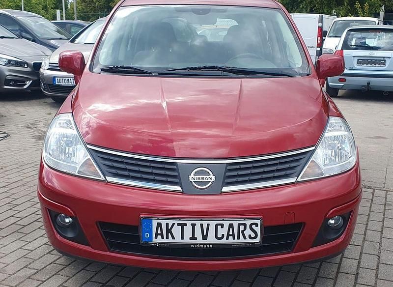 Rot Gebraucht 2009 Nissan Tiida Acenta Limousine | 3.490 € (Fairer Preis) - Bild 1/4