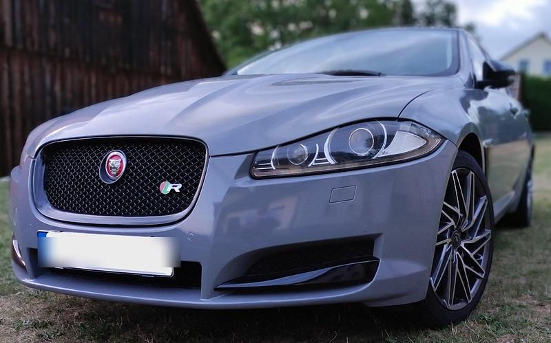 Grau Gebraucht 2012 Jaguar XF Premium Luxury Limousine | 7.950 € - Bild 1/4