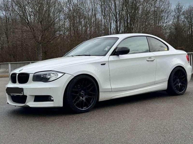 Weiß Gebraucht 2013 BMW 118 Coupé Lifestyle Coupé | 10.900 € (Fairer Preis) - Bild 1/4