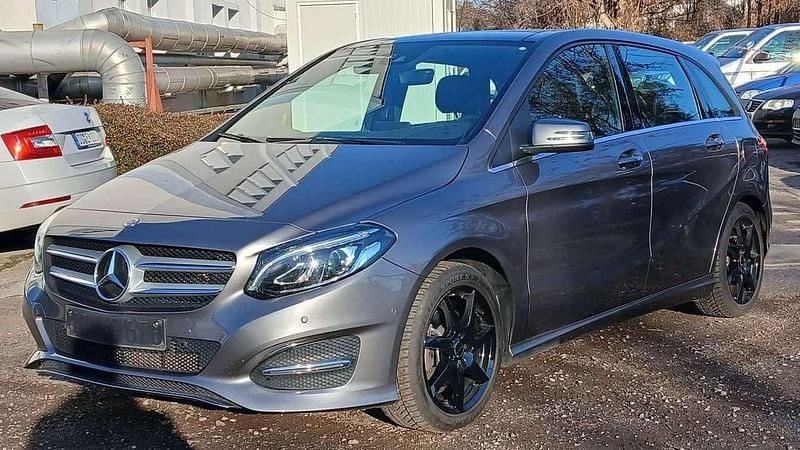 Gebraucht Mercedes B200 Urban 140 PS (102 kW) 2018 Mountaingrau Van / Kleinbus