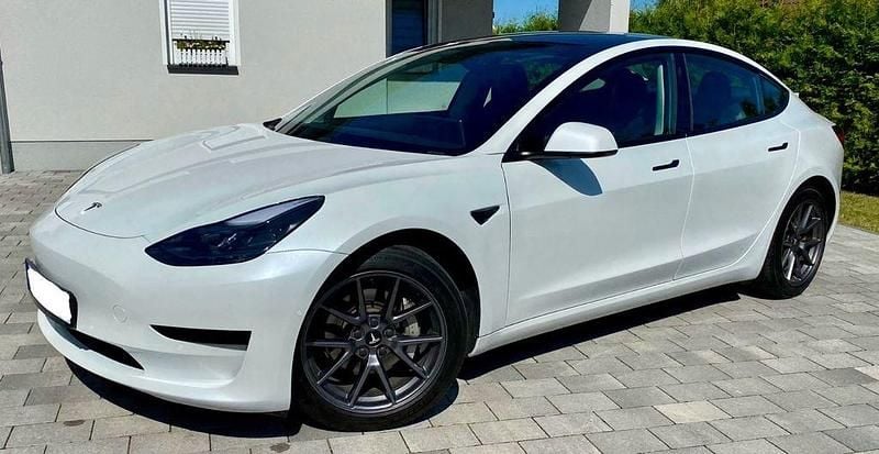 Weiß Gebraucht 2021 Tesla Model 3 Standard Range Plus Limousine | 22.300 € (Guter Preis) - Bild 1/4